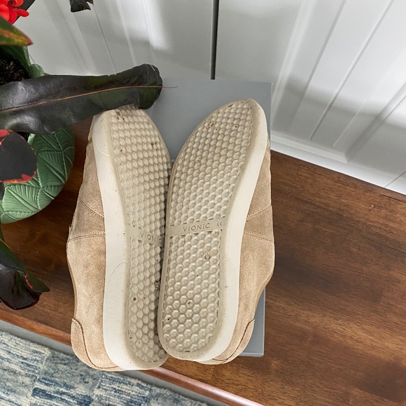 EUC Vionic Sneaker Wheat Sz 8 - Picture 7 of 8